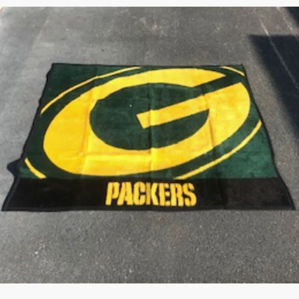 Green Bay Packers Size: 48'' x 54'' Cozy Plush Throw Blanket . New w/o Tags